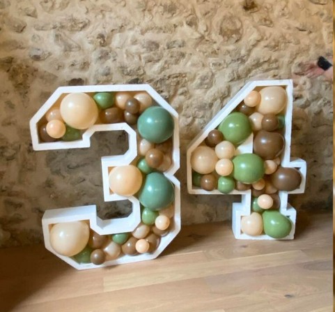 Chiffres géants garnis de ballons pour un anniversaire