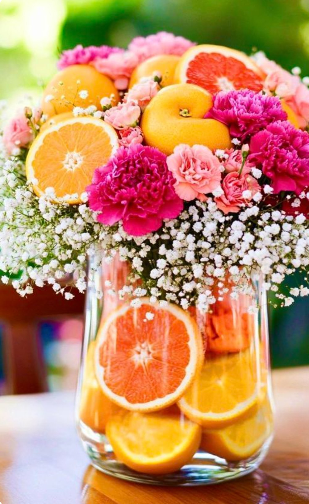 Composition florale avec agrumes en centre de table