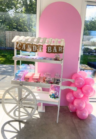 Chariot candy bar rose avec bonbons et ballons