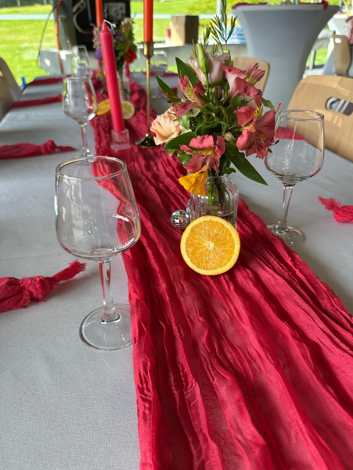 Détail de table avec fleurs et agrumes