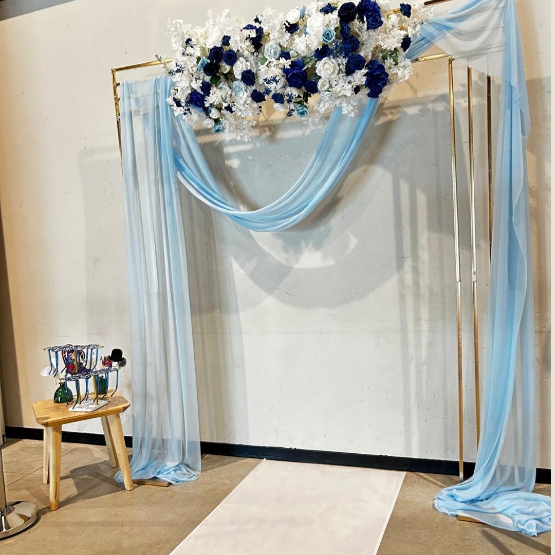 Arche florale bleue et blanche pour cérémonie de mariage