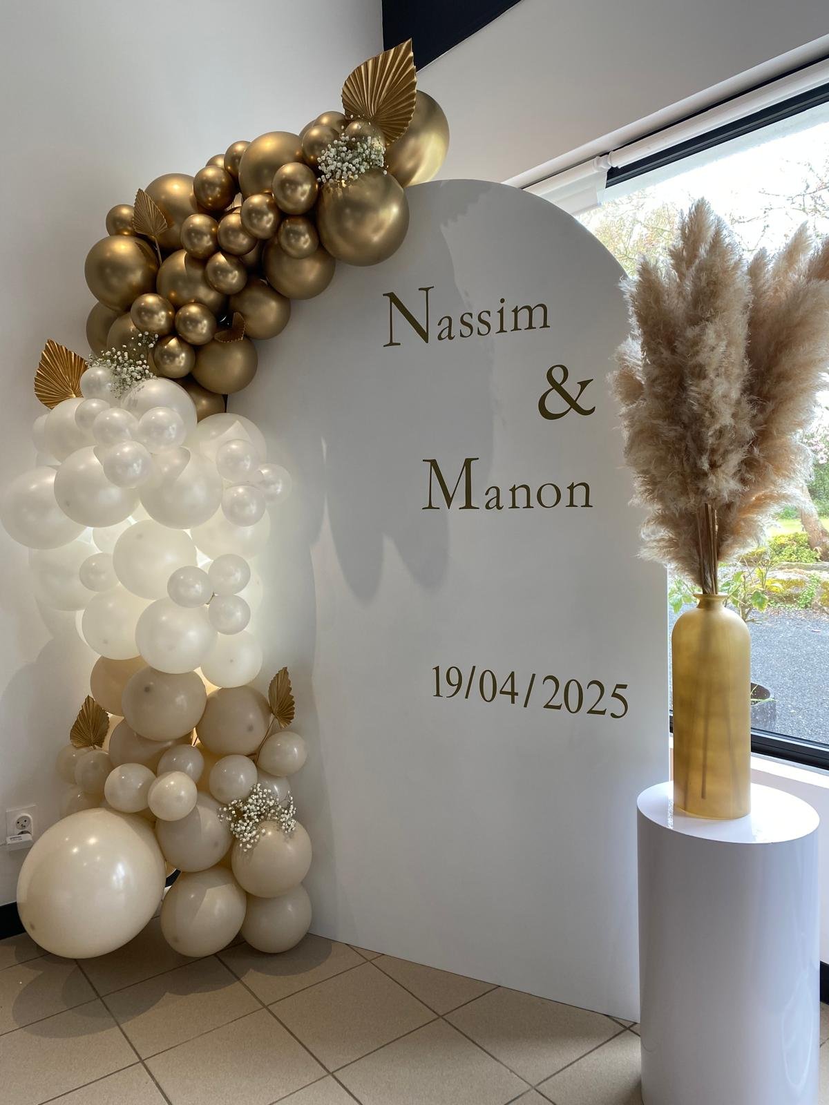 Arche de ballons dorés pour un mariage