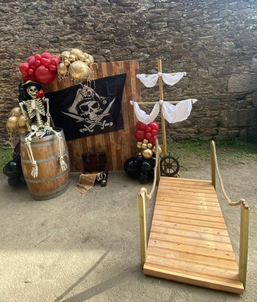 Décoration thème pirate avec bateau en bois