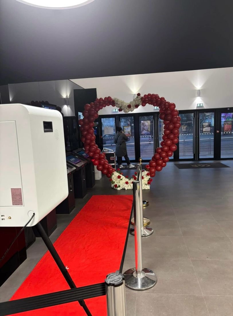 Arche en forme de cœur en ballons rouges pour un événement professionnel